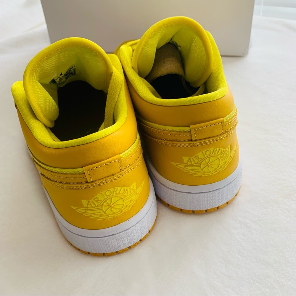 Jordan 1 Low Yellow Strike - Picture 5 of 10